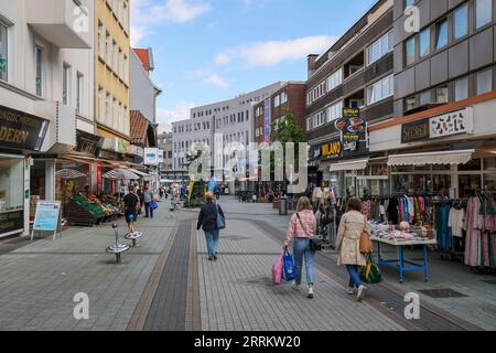 Bottrop, Nordrhein-Westfalen, Deutschland - wenige Menschen unterwegs im Stadtzentrum, in der Hochstraße, der Haupteinkaufsstraße in der Fußgängerzone. Stockfoto
