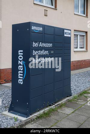 Bottrop, Nordrhein-Westfalen, Deutschland – Amazon, Amazon Locker, Amazon Hub, Packstation, Paketstation, Abholstation für Amazon-Pakete. Stockfoto