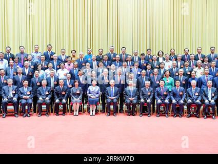 220920 -- PEKING, 20. September 2022 -- Wang Yang, Mitglied des Ständigen Ausschusses des Politischen Büros des Zentralkomitees der Kommunistischen Partei Chinas und Vorsitzender der Politischen Konsultativkonferenz des chinesischen Volkes, CPPCC National Committee, treffen mit Vertretern politischer Berater, die ausgezeichnete Vorschläge unterbreiten, und Abteilungen, die gute Arbeit bei der Bearbeitung der Vorschläge leisten, in Peking, Hauptstadt Chinas, 20. September 2022. CHINA-PEKING-WANG YANG-VORSCHLAG ARBEITSSITZUNG CN GAOXJIE PUBLICATIONXNOTXINXCHN Stockfoto