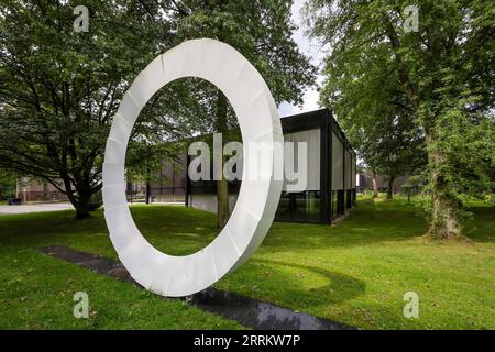 Bottrop, Nordrhein-Westfalen, Deutschland - Josef-Albers-Museum Quadrat im Stadtgarten Bottrop, davor das Werk Nr. 205 - Hommage an Bottrop des Künstlers Marcello Morandini. Stockfoto