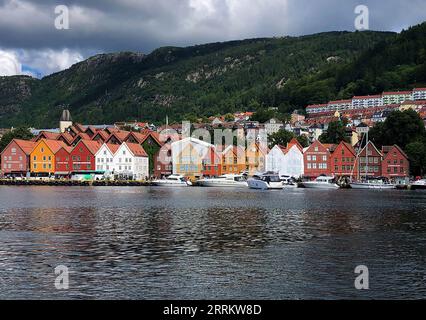 Bergen, Hordaland, Norwegen, traditionelle bunte Holzhäuser im Hafenviertel Bryggen. Stockfoto