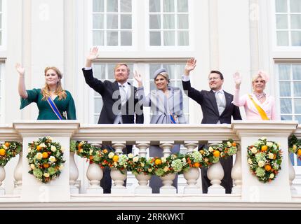 220920 -- DEN HAAG, 20. September 2022 -- niederländische Prinzessin Amalia, König Willem-Alexander, Königin Maxima, Prinz Constantijn und Prinzessin Laurentien von L bis R winken am 20. September 2022 auf dem Balkon des Noordeinde-Palastes in den Haag, den Niederlanden, zu den Menschen. Der dritte Dienstag im September ist der Prinztag in den Niederlanden. Es ist der Beginn der niederländischen Parlamentszeit, und an diesem Tag skizziert der amtierende Monarch die Pläne der Regierung für das kommende Jahr. Foto von /Xinhua THE NETHERLANDS-THE HAGUE-PRINCE S DAY SylviaxLederer PUBLICATIONxNOTxINxCHN Stockfoto