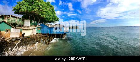 Lahaina Bay wurde von einem Restaurant fotografiert, das nicht mehr da ist, weil die ganze Stadt niedergebrannt wurde. Stockfoto