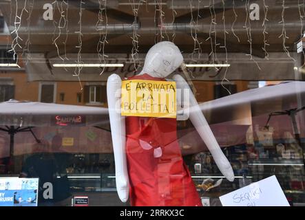 220921 -- ROM, 21. September 2022 -- ein aufblasbarer Dummy und ein gelbes Schild, auf dem die Rechnung steht, sind in der Big Mamy Bar in Rom, Italien, 17. September 2022 zu sehen. In der Big Mamy Bar in Rom trug eine aufblasbare Puppe am Fenster ein gelbes Schild mit der Aufschrift, dass die Rechnung angekommen ist. Laura Ramoni, die Eigentümerin der Bar, sagte Xinhua, dass die Stromrechnung der Bar im Juni und Juli etwa 2.600 Euro betrug, was sich im Vergleich zum gleichen Zeitraum im letzten Jahr fast verdreifacht hat. Wir können die Rechnung nicht bezahlen, sagte sie. Ich muss zwei Leute entlassen, die hier gearbeitet haben, und ich habe den Kaffeepreis um 0,1 Euro erhöht. I Stockfoto