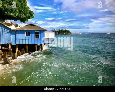 Bild von Lahaina Bay aus einem Restaurant am Wasser. Stockfoto