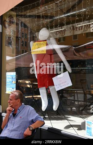 220921 -- ROM, 21. September 2022 -- ein aufblasbarer Dummy und ein gelbes Schild, auf dem die Rechnung steht, sind in der Big Mamy Bar in Rom, Italien, 17. September 2022 zu sehen. In der Big Mamy Bar in Rom trug eine aufblasbare Puppe am Fenster ein gelbes Schild mit der Aufschrift, dass die Rechnung angekommen ist. Laura Ramoni, die Eigentümerin der Bar, sagte Xinhua, dass die Stromrechnung der Bar im Juni und Juli etwa 2.600 Euro betrug, was sich im Vergleich zum gleichen Zeitraum im letzten Jahr fast verdreifacht hat. Wir können die Rechnung nicht bezahlen, sagte sie. Ich muss zwei Leute entlassen, die hier gearbeitet haben, und ich habe den Kaffeepreis um 0,1 Euro erhöht. I Stockfoto