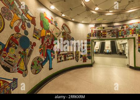 England, London, London U-Bahn, Tottenham Court Road U-Bahn-Station, Glass Mosaic Artwork von Eduardo Paolozzi Stockfoto