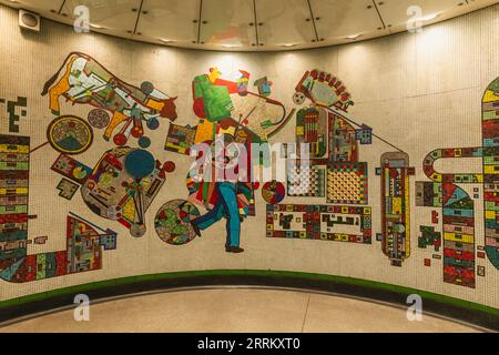 England, London, London U-Bahn, Tottenham Court Road U-Bahn-Station, Glass Mosaic Artwork von Eduardo Paolozzi Stockfoto