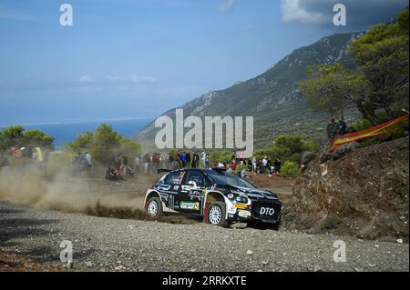 Loutraki, Lombardei, Griechenland. September 2023. EUGEN CARAGUI aus Rumänien und ROBERT FUS aus Rumänien konkurrieren mit ihrem Citroen C3 #74 während des ersten Tages der FIA World Rally Championship EKO Acropolis Rally am 08. September 2023 in Loutraki, Griechenland. (Bild: © Stefanos Kyriazis/ZUMA Press Wire) NUR REDAKTIONELLE VERWENDUNG! Nicht für kommerzielle ZWECKE! Stockfoto