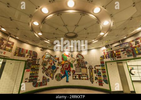 England, London, London U-Bahn, Tottenham Court Road U-Bahn-Station, Glass Mosaic Artwork von Eduardo Paolozzi Stockfoto