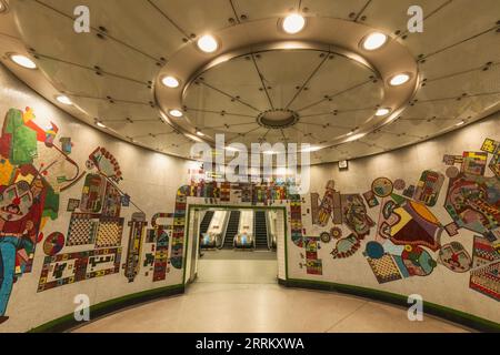 England, London, London U-Bahn, Tottenham Court Road U-Bahn-Station, Glass Mosaic Artwork von Eduardo Paolozzi Stockfoto