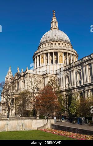 England, London, City of London, St. Pauls Cathedral im Frühling Stockfoto