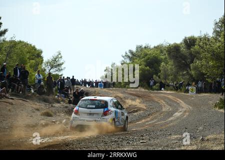 Loutraki, Lombardei, Griechenland. September 2023. ADKANELL aus Griechenland und PANAGIOTIS CHALATSIS aus Griechenland konkurrieren mit ihrem Peugeot 208 #82 während des ersten Tages der FIA World Rally Championship EKO Acropolis Rally am 08. September 2023 in Loutraki, Griechenland. (Bild: © Stefanos Kyriazis/ZUMA Press Wire) NUR REDAKTIONELLE VERWENDUNG! Nicht für kommerzielle ZWECKE! Stockfoto