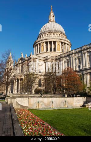 England, London, City of London, St. Pauls Cathedral im Frühling Stockfoto