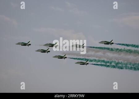 220922 -- RIYADH, 22. September 2022 -- Flugzeuge des Saudi Hawks Kunstflugteams treten während einer Flugshow auf, um Saudi-Arabiens Nationalfeiertag in Riyadh, Saudi-Arabien, am 22. September 2022 zu feiern. SAUDI-ARABIEN-RIAD-NATIONAL DAY-AIRSHOW WANGXHAIZHOU PUBLICATIONXNOTXINXCHN Stockfoto