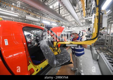 220923 -- CHONGQING, 23. September 2022 -- Arbeiter arbeiten in einer intelligenten Produktionsbasis der Great Wall Motors GWM im Bezirk Yongchuan von Chongqing, Südwestchina, 22. September 2022. In den letzten Jahren hat sich der Bezirk Yongchuan in Chongqing auf die Entwicklung intelligenter Fertigungsmethoden mit integriertem industriellen Internet, Big Data und künstlicher Intelligenz konzentriert. Die intelligente Fertigung hat sich zu einem neuen Wachstumsmotor für die lokale Wirtschaft entwickelt. CHINA-CHONGQING-INTELLIGENTE FERTIGUNG CN WangxQuanchao PUBLICATIONxNOTxINxCHN Stockfoto