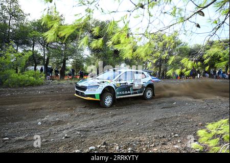 Loutraki, Lombardei, Griechenland. September 2023. MARCO BULACIA aus Bolivien und DIEGO VALLEJO aus Spanien konkurrieren mit ihrem Skoda Fabia RS #28 während des ersten Tages der FIA World Rally Championship EKO Acropolis Rally am 08. September 2023 in Loutraki, Griechenland. (Bild: © Stefanos Kyriazis/ZUMA Press Wire) NUR REDAKTIONELLE VERWENDUNG! Nicht für kommerzielle ZWECKE! Stockfoto