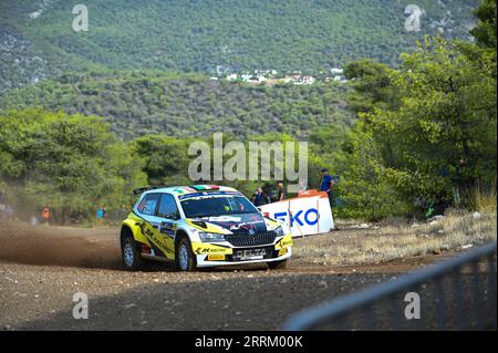 Loutraki, Lombardei, Griechenland. September 2023. GAURAV GILL aus Indien und GLENN MACNEALL aus Australien konkurrieren mit ihrem Skoda Fabia Evo #44 während des ersten Tages der FIA World Rally Championship EKO Acropolis Rally am 08. September 2023 in Loutraki, Griechenland. (Bild: © Stefanos Kyriazis/ZUMA Press Wire) NUR REDAKTIONELLE VERWENDUNG! Nicht für kommerzielle ZWECKE! Stockfoto