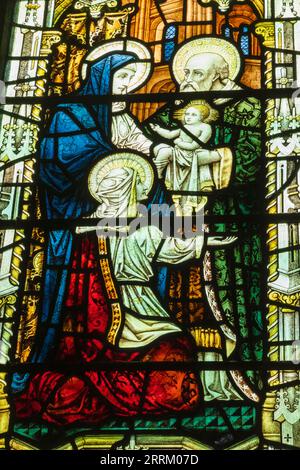 England, Sussex, East Sussex, Rye, St. Marienkirche, Buntglasfenster mit biblischen Szenen aus dem Leben Christi Stockfoto