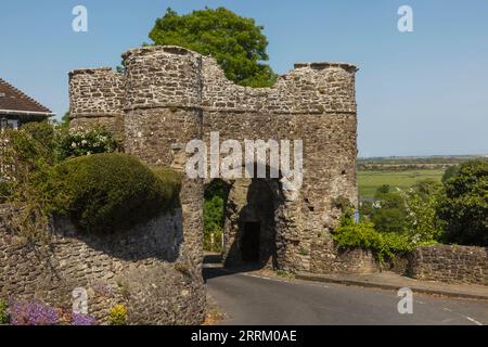 England, Sussex, East Sussex, Winchelsea, das 13. Century Strand Gate und die Leere Road Stockfoto