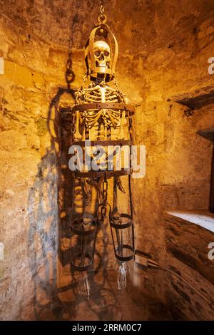 England, Sussex, East Sussex, Rye, Rye Castle Museum alias Ypern Tower, Innenausstellung des Gefangenen Skeleton im mittelalterlichen Gibbet Cage Stockfoto