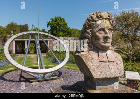 England, Sussex, East Sussex, Eastbourne, Herstmonceux Castle, Die Gärten, die Statue von John Flamsteed, der erste Astronom Royal und Giant Sundial Stockfoto