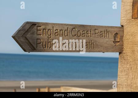 England, Sussex, West Sussex, Selsey, Selsey Bill, Schild Für Den Öffentlichen Fußweg Entlang Der Küste Von England Stockfoto