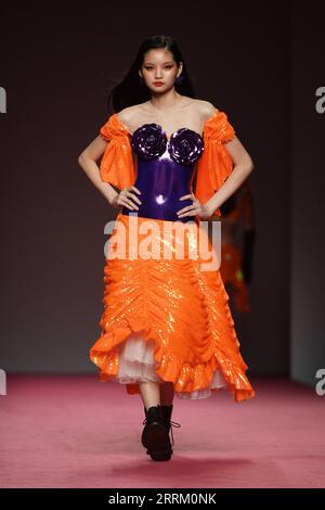 220925 -- BANGKOK, 25. September 2022 -- Ein Modell präsentiert eine Kreation während der Bangkok Fashion Week in Bangkok, Thailand, am 24. September 2022. THAILAND-BANGKOK-FASHION WEEK RachenxSageamsak PUBLICATIONxNOTxINxCHN Stockfoto