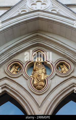 England, Sussex, West Sussex, Chichester, Chichester Cathedral, Relief mit Christus und Engeln über dem Haupteingang Stockfoto