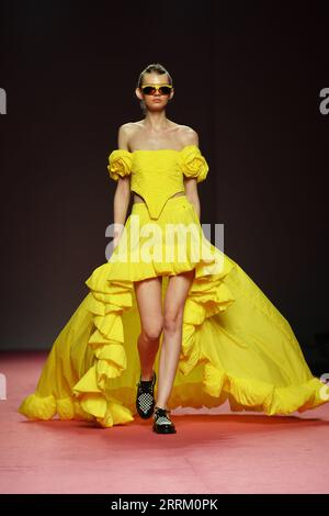 220925 -- BANGKOK, 25. September 2022 -- Ein Modell präsentiert eine Kreation während der Bangkok Fashion Week in Bangkok, Thailand, am 24. September 2022. THAILAND-BANGKOK-FASHION WEEK RachenxSageamsak PUBLICATIONxNOTxINxCHN Stockfoto