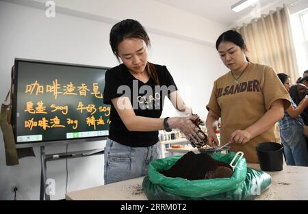 220925 -- XI AN, 25. September 2022 -- die Auszubildenden bereiten sich auf die Herstellung von Seifen mit Kaffeesatz an der Shaanxi Urban Economy School in Xi an, Hauptstadt der nordwestchinesischen Provinz Shaanxi, 22. September 2022 vor. Der Internationale Tag der Gehörlosen findet jeden September am vierten Sonntag statt. Seit 2019 bietet die Shaanxi Urban Economy School kostenlose Barista-Schulungen für Hörgeschädigte an. Die Auszubildenden können im Rahmen des Schulungsprogramms Kenntnisse in der Kaffeezubereitung sowie in der Bedienung von Cafés erwerben, was ihnen helfen könnte, den Weg zu ebnen, entweder ihr Kaffeeunternehmen zu gründen oder in dieser Branche tätig zu werden. Also fa Stockfoto