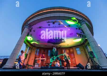 England, Sussex, East Sussex, Eastbourne, Eastbourne Bandstand, "Nicht die Rolling Stones' Tribute Band tritt auf. Stockfoto