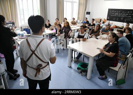 220925 -- XI AN, 25. September 2022 -- Hörgeschädigte Teilnehmer besuchen eine Barista-Schulung an der Shaanxi Urban Economy School in Xi an, Hauptstadt der nordwestchinesischen Provinz Shaanxi, 22. September 2022. Der Internationale Tag der Gehörlosen findet jeden September am vierten Sonntag statt. Seit 2019 bietet die Shaanxi Urban Economy School kostenlose Barista-Schulungen für Hörgeschädigte an. Die Auszubildenden können im Rahmen des Schulungsprogramms Kenntnisse in der Kaffeezubereitung sowie in der Bedienung von Cafés erwerben, was ihnen helfen könnte, den Weg zu ebnen, entweder ihr Kaffeeunternehmen zu gründen oder in dieser Branche tätig zu werden Stockfoto