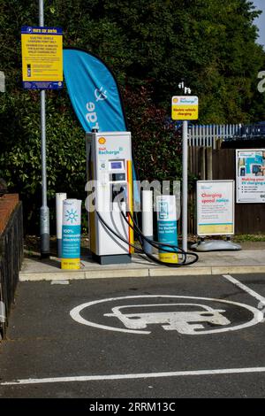 Shell Charge, Ladestation Für Elektrofahrzeuge, Shell Tankstelle, Hunton Bridge, Hertfordshire, England, UK Stockfoto