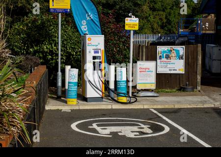 Shell Charge, Ladestation Für Elektrofahrzeuge, Shell Tankstelle, Hunton Bridge, Hertfordshire, England, UK Stockfoto