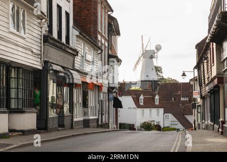 England, Kent, Weald of Kent, Cranbrook, Town View mit der Union Windmill Stockfoto