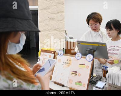 220925 -- XI AN, 25. September 2022 -- Chen Jiayue C, eine hörgeschädigte Barista, arbeitet in ihrem eigenen Café in Xi an, der Hauptstadt der nordwestchinesischen Provinz Shaanxi, 24. September 2022. Der Internationale Tag der Gehörlosen findet jeden September am vierten Sonntag statt. Seit 2019 bietet die Shaanxi Urban Economy School kostenlose Barista-Schulungen für Hörgeschädigte an. Die Auszubildenden können im Rahmen des Schulungsprogramms Kenntnisse in der Kaffeezubereitung sowie in der Bedienung von Cafés erwerben, was ihnen helfen könnte, den Weg zu ebnen, entweder ihr Kaffeeunternehmen zu gründen oder in dieser Branche tätig zu werden. Bis jetzt mehr als 20 pe Stockfoto