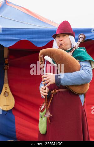 England, Kent, Maidstone, Leeds, Leeds Castle, Mittelalterliches Festival, Frau in mittelalterlichen Kostümen, die traditionelle Dudelsackpfeifen spielt Stockfoto