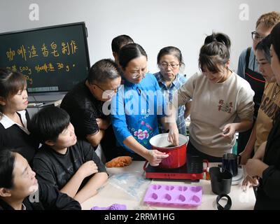 220925 -- XI AN, 25. September 2022 -- die Auszubildenden lernen an der Shaanxi Urban Economy School in Xi an, der Hauptstadt der nordwestchinesischen Provinz Shaanxi, am 22. September 2022 Seifen mit Kaffeesatz zu machen. Der Internationale Tag der Gehörlosen findet jeden September am vierten Sonntag statt. Seit 2019 bietet die Shaanxi Urban Economy School kostenlose Barista-Schulungen für Hörgeschädigte an. Die Auszubildenden können im Rahmen des Schulungsprogramms Kenntnisse in der Kaffeezubereitung sowie in der Bedienung von Cafés erwerben, was ihnen helfen könnte, den Weg zu ebnen, entweder ihr Kaffeeunternehmen zu gründen oder in dieser Branche tätig zu werden. Bis jetzt, Stockfoto