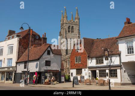 England, Kent, Tenterden, die High Street und St. Mildred's Church Stockfoto