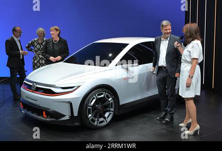 08. September 2023, Bayern, München: Robert Habeck (Bündnis 90/die Grünen, 2. V. R.), Vizekanzler und Bundesminister für Wirtschaft und Klimaschutz, spricht mit Imelda Labbe (r), Mitglied des Vorstands Vertrieb, Marketing und After Sales bei Volkswagen Pkw, vor einem VW ID GTI Concept Vehicle bei einer Führung durch den sogenannten Open Space auf der IAA in der Münchner Innenstadt. Links Michael Jansen (l-r), Leiter der Konzernvertretung der Volkswagen AG Berlin, Katrin Habenschaden, zweite Oberbürgermeisterin von München, und Hildegard Müller, Präsident o Stockfoto