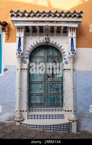 Leuchtend blaue Holztür in der Innenstadt von Chefchaouen, Marokko Stockfoto