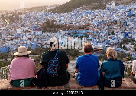 Chefchaouen, Marokko, Touristen genießen den Sonnenuntergang über der berühmten blauen Stadt Chefchaouen, Marokko Stockfoto