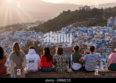 Chefchaouen, Marokko, Touristen genießen den Sonnenuntergang über der berühmten blauen Stadt Chefchaouen, Marokko Stockfoto