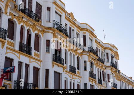 Typisches spanisches Haus aus der Kolonialzeit im Zentrum von Tanger, Nordmarokko Stockfoto