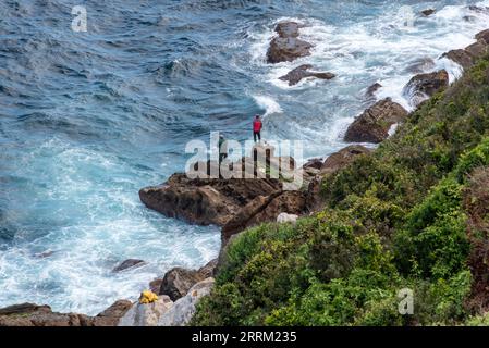 Zwei Fischer auf einem Felsen in Cape Spartel bei Tanger, Marokko Stockfoto