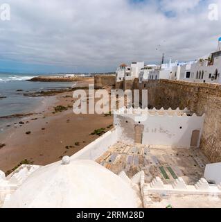 Malerischer Blick auf das malerische Stadtzentrum von Asilah, vom Marabout von Sidi Ahmad Mansour, Marokko aus gesehen Stockfoto