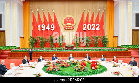 220927 -- PEKING, 27. September 2022 -- Wang Yang, Mitglied des Ständigen Ausschusses des Politischen Büros des Zentralkomitees der Kommunistischen Partei Chinas und Vorsitzender der Politischen Konsultativkonferenz des chinesischen Volkes, CPPCC National Committee, nimmt an einem Empfang Teil, um den bevorstehenden 73. Jahrestag der Gründung der Volksrepublik China zu feiern, und hält eine Rede in Peking, der Hauptstadt Chinas, am 27. September 2022. Der Empfang wurde gemeinsam vom Generalbüro des Nationalkomitees des CPPCC, der United Front Work Department des CPC Central Committee, der O, abgehalten Stockfoto