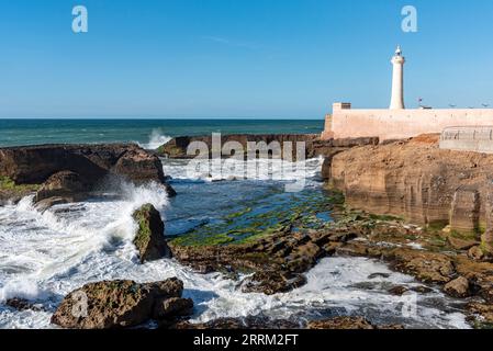 Der Leuchtturm von Rabat während des ruhigen Meeres, Marokko Stockfoto