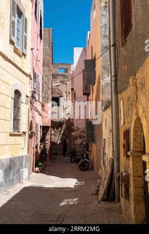 Malerische Gasse in der historischen portugiesischen Medina El Jadida, Marokko Stockfoto